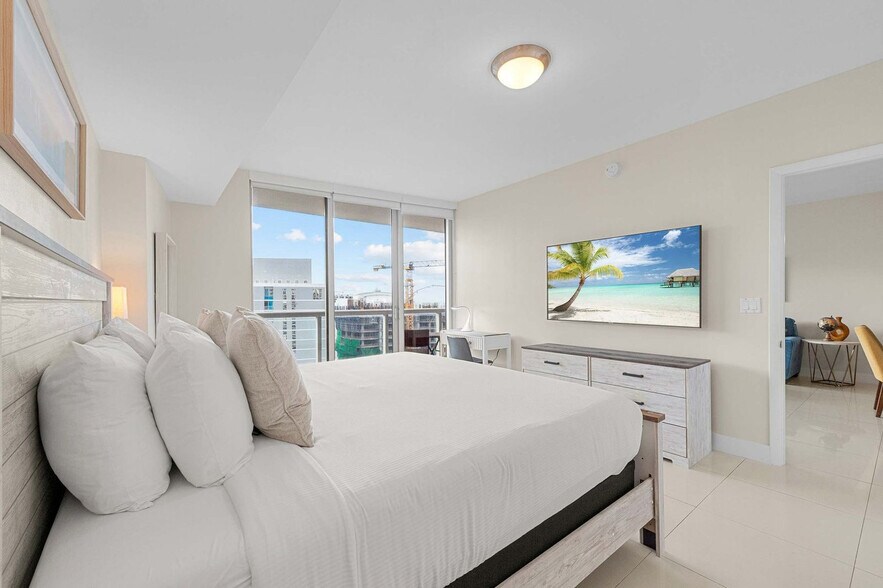 Building Photo - 485 Brickell Ave