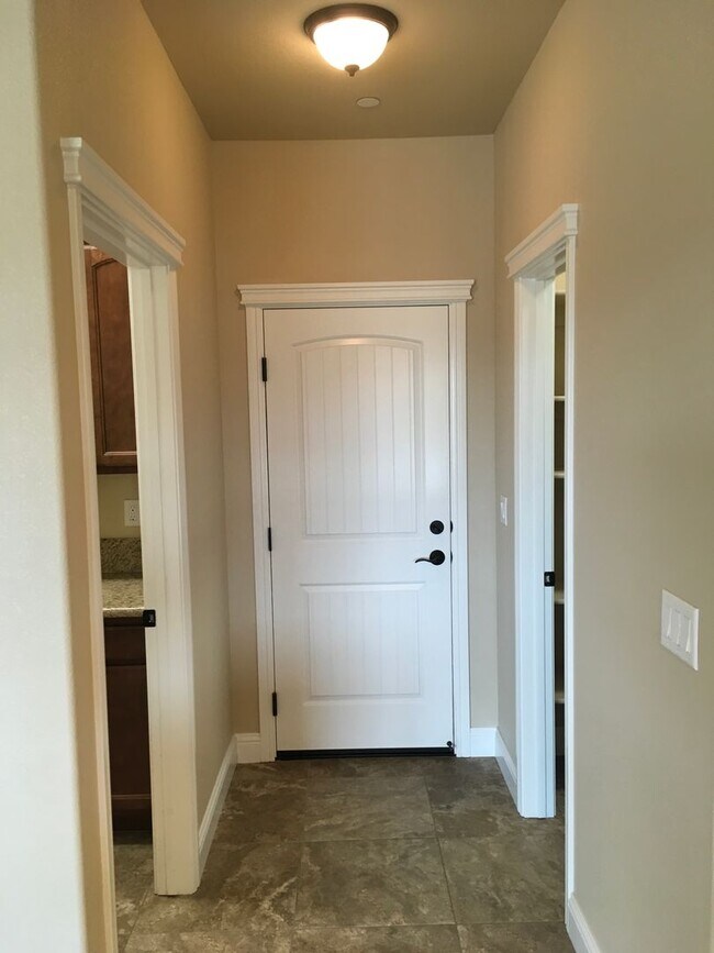 Building Photo - Beautiful Shasta Lake home with Landscapin...