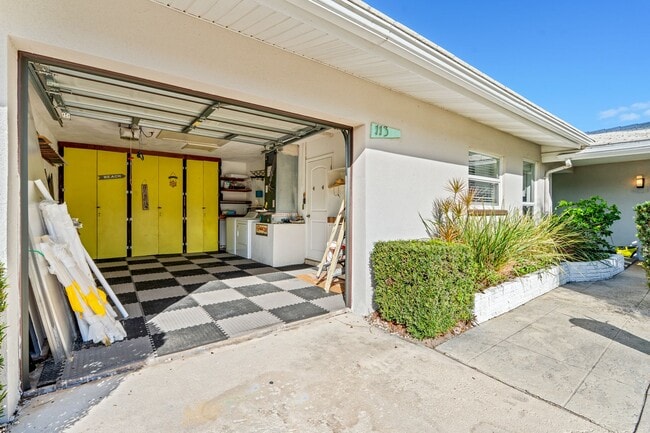 Building Photo - Single Family home on quiet street steps from the Intracoastal and Dining