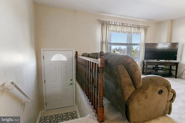 Building Photo - 933 Elm Rd