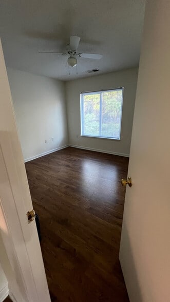 Building Photo - Room in Condo on Collegiate Cir