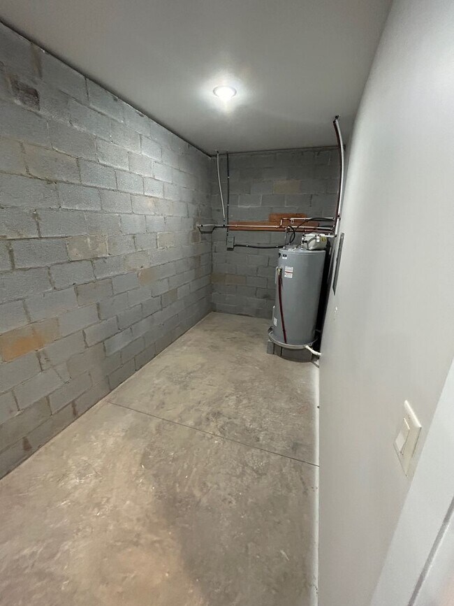 Building Photo - West AVL - 1/1 Like New Duplex