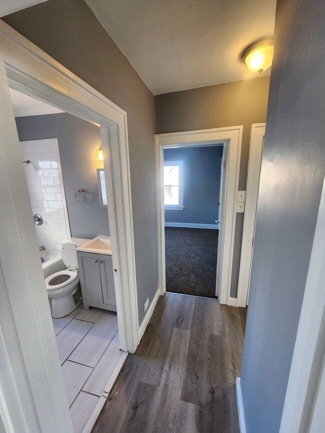 Building Photo - Charming 5-Bedroom Property in Prime Location