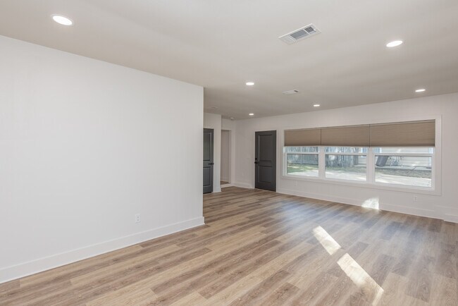 Building Photo - 2540 Hallmark Dr