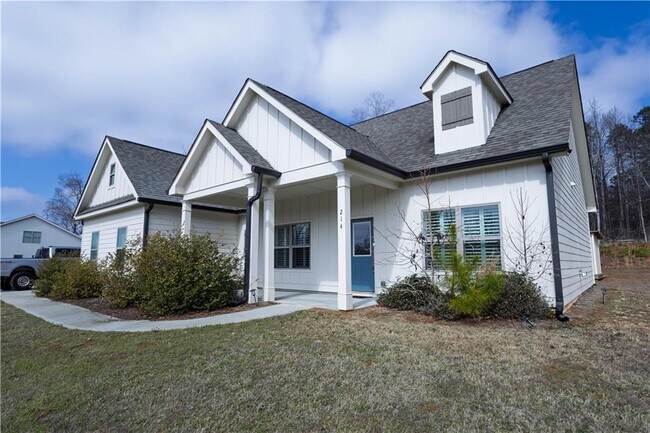 Building Photo - 214 Oakwood Dr