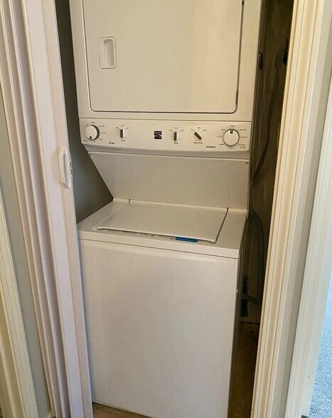 Building Photo - 289 Elm St