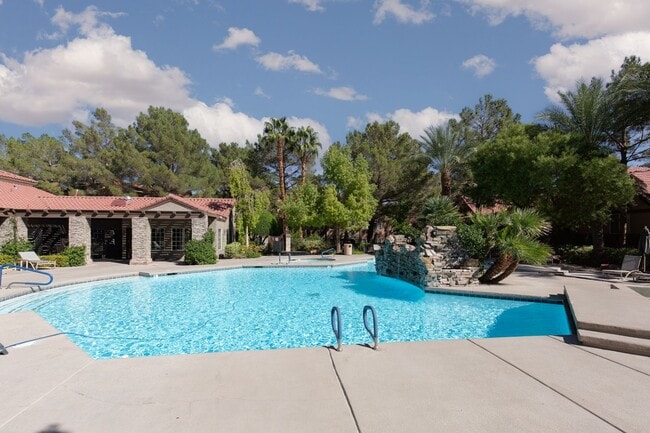 Building Photo - Second story unit overlooking pool in luxury Canyon Gate guard gated community