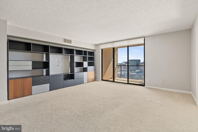 Building Photo - 1101 S Arlington Ridge Rd