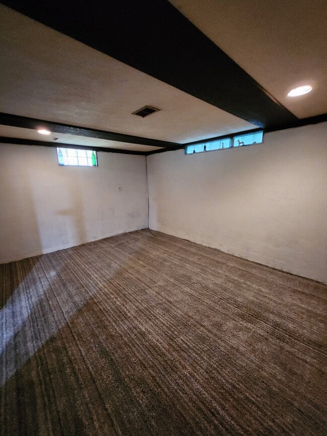 Building Photo - 2116 W Kettelle St