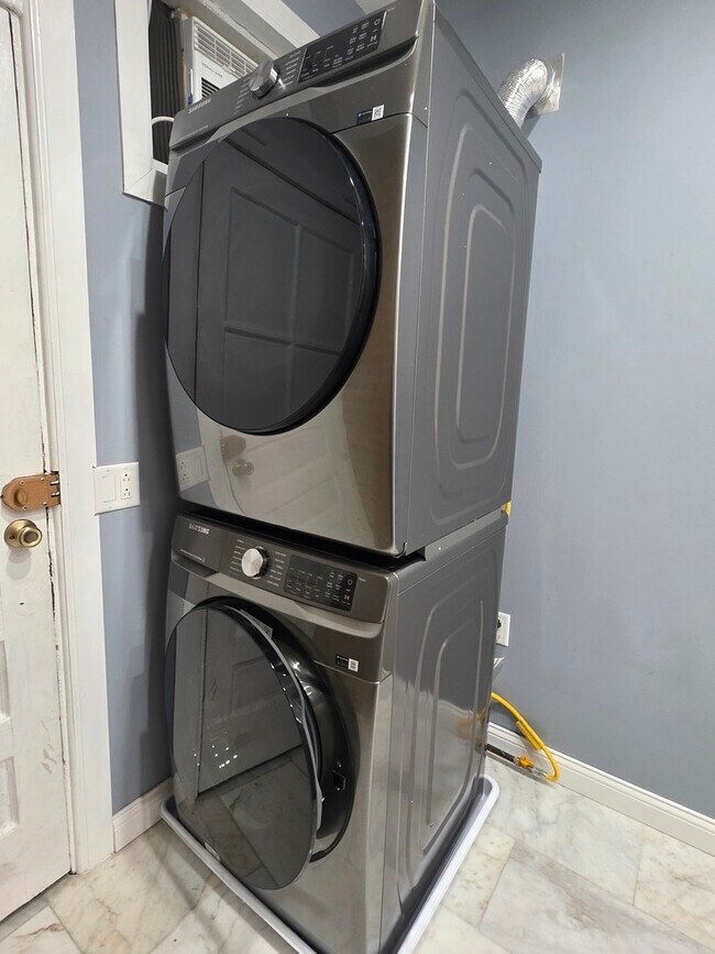 Building Photo - 1329 W Addison St