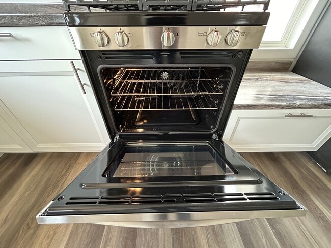 Building Photo - 3 Bedroom 1 Bath Beautiful House with Fenced Yard & Garage