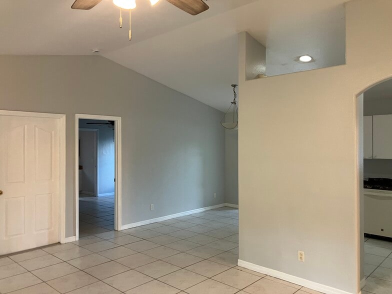 Building Photo - 4185 Simkins Ave