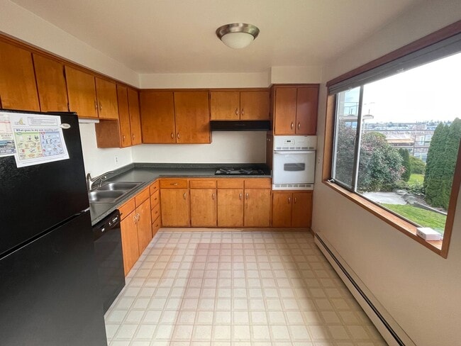 Building Photo - Moore (1371 SE 9th Ave &amp; 1370 SE 10th Ct.)