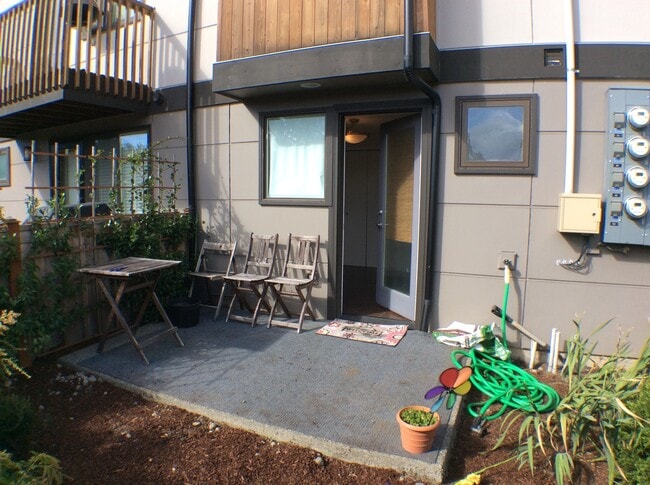 Building Photo - 3-Bedroom Townhome Near Roosevelt Lightrai...
