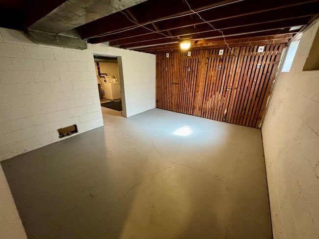 Building Photo - 1 Bedroom- Grandview Area