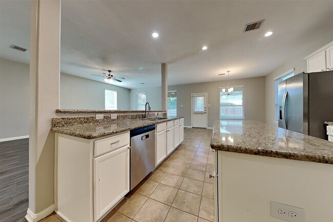 Building Photo - 21458 Hunter Hart Dr