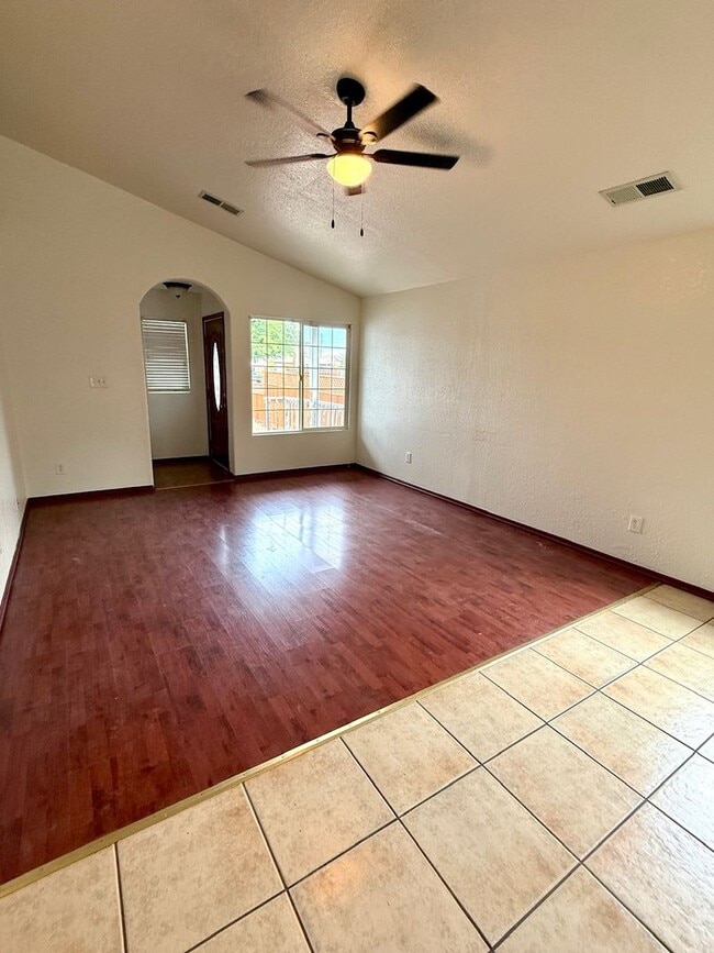 Building Photo - Beautiful 3 bedroom 2 bath house!