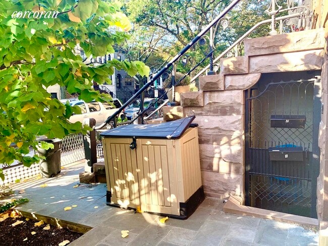 Building Photo - 541 Decatur St