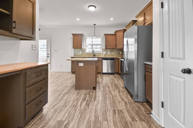 Building Photo - Pet Friendly Four Bedroom!