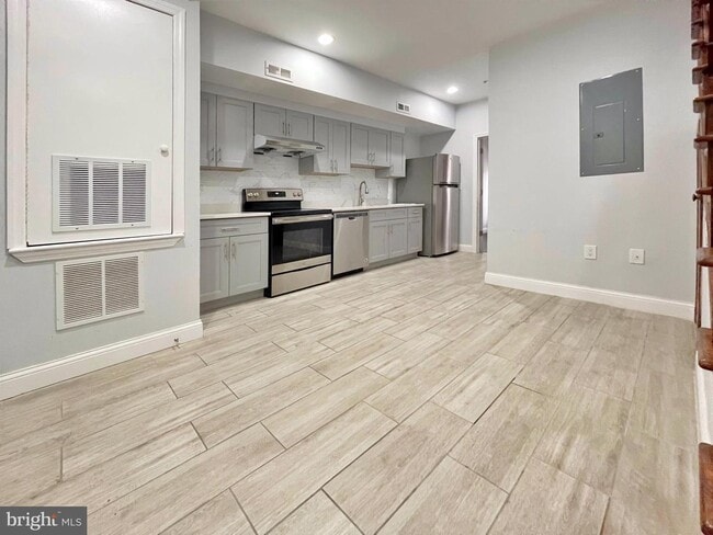 Building Photo - 136 S 11th St