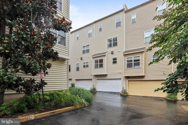 Building Photo - 11034 Amherst Ave