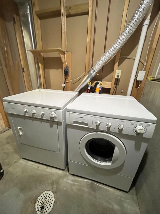 Building Photo - 5 Bed/2 Bath West Side Home!