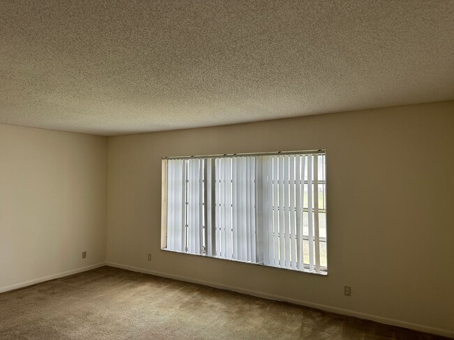 Building Photo - 1 Bedroom Condominium - Spring Creek - Sun...