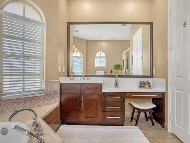 Building Photo - 2227 Ridgewood Cir