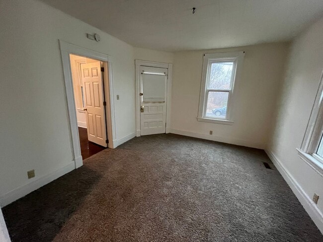 Building Photo - Large one bedroom house
