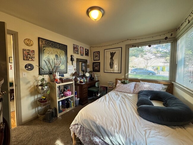 Building Photo - 7 Bed 2.5 Bath House - Near WWU