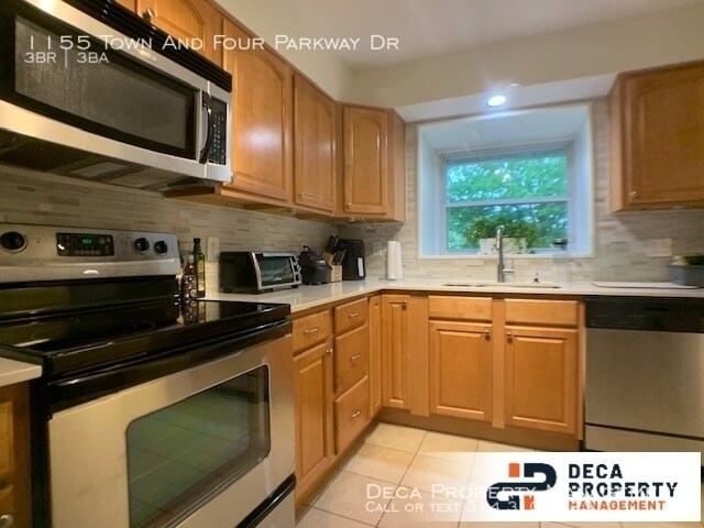 Building Photo - 3 Bedroom Townhome