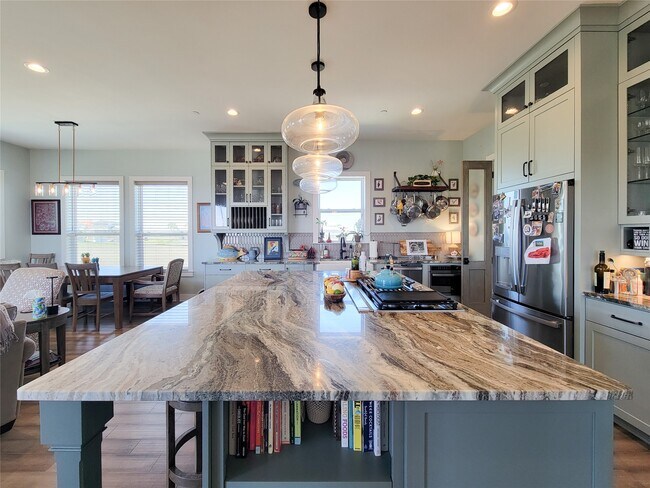 Building Photo - 1001 Bamar Ln