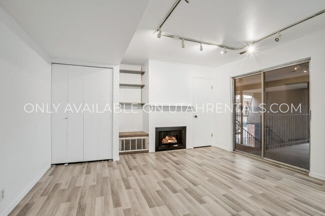 Building Photo - 1639 Woodland Dr