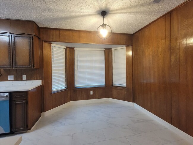 Building Photo - 7405 Pinehurst Dr W