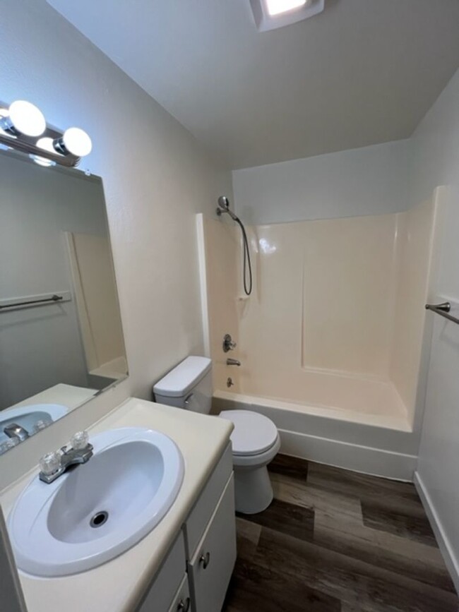 Building Photo - REMODELED 2 BEDROOM TOWNHOME