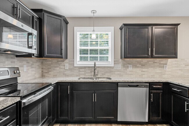 Building Photo - Pet Friendly Five Bedroom!