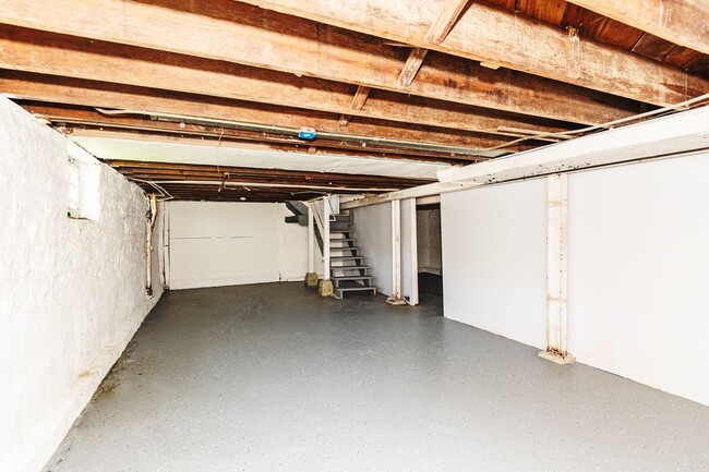 Building Photo - Amazing 3 Bed 1 Bath Home