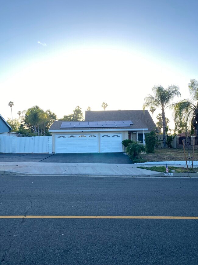 Building Photo - 1604 Avenida Del Vista