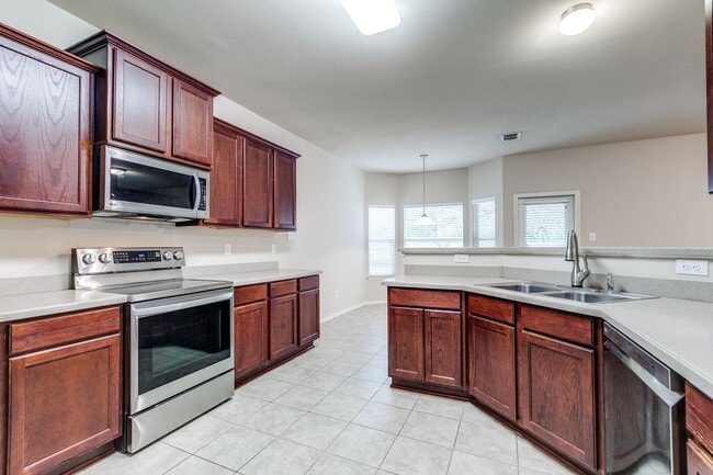 Building Photo - BEAUTIFUL 3-BEDROOM HOME NEAR MEDICAL CENTER