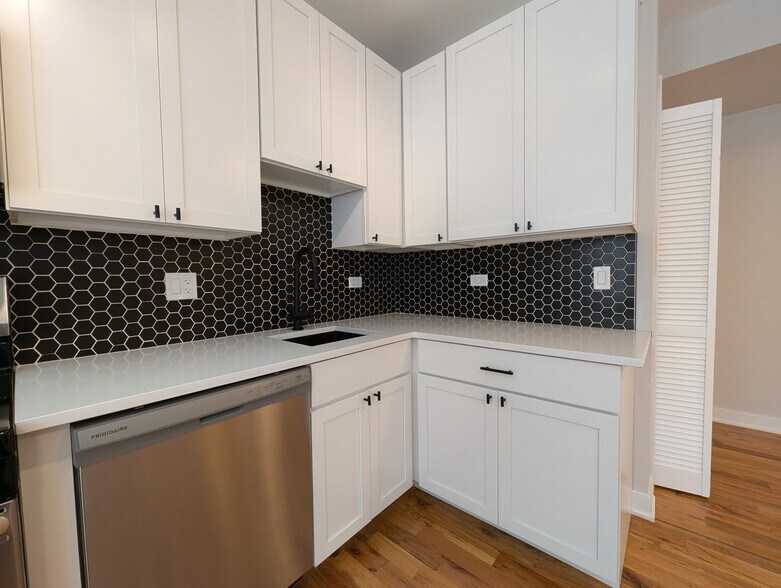 Building Photo - 648 W Wrightwood Ave