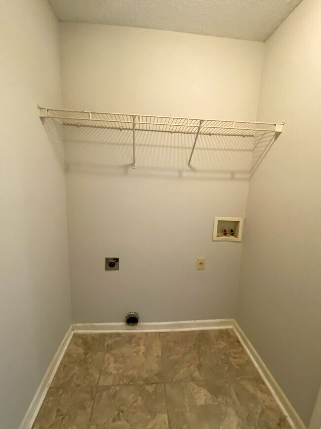 Building Photo - 4 bed, 2.5 bath house in Olive Branch