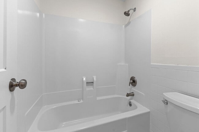 Building Photo - AVAILABLE NOW. 3 BED 1 BATH. IDEAL LOCATION IN BELLVUE. CLOSE TO EVERYTHING WEST NASHVILLE. NEWLY...