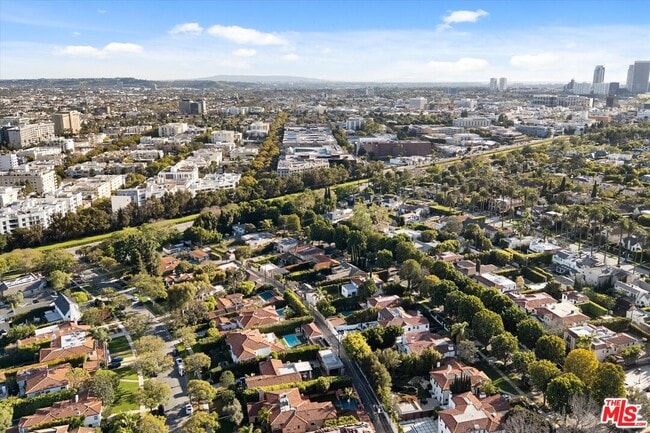 Building Photo - 429 N Oakhurst Dr