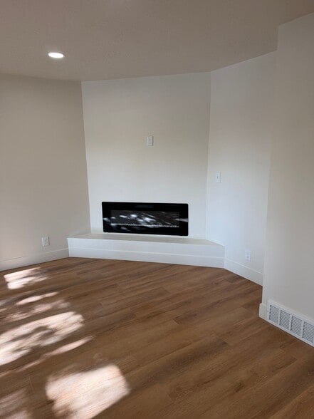 Building Photo - 2543 Highland Dr