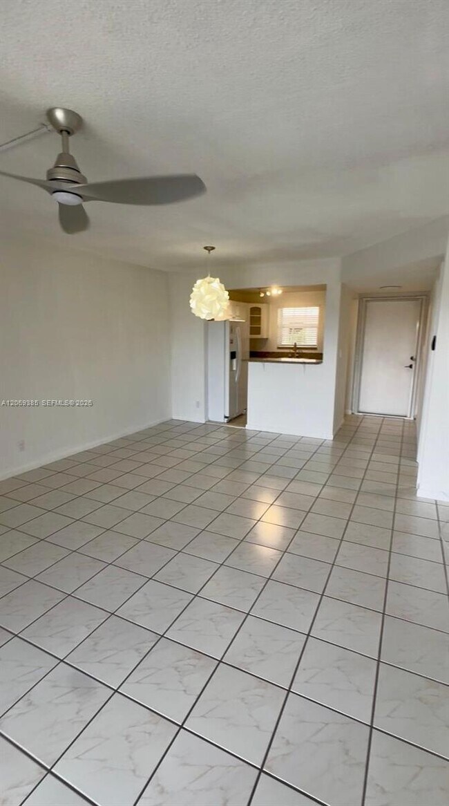 Building Photo - 610 Tennis Club Dr
