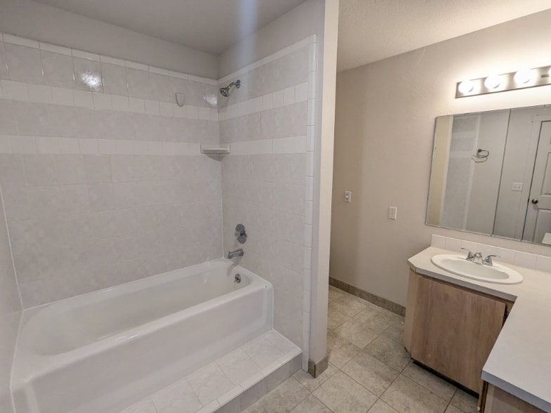 Building Photo - 1760 N 400 E