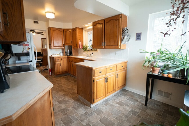 Building Photo - 180 Estes St