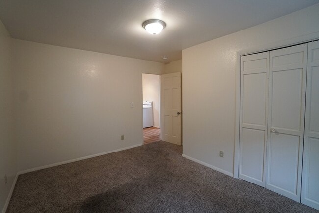 Building Photo - 824 Midland Ave