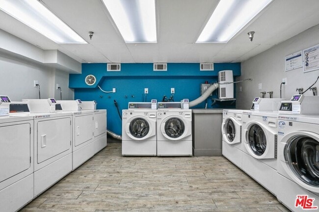 Building Photo - 627 N Rossmore Ave