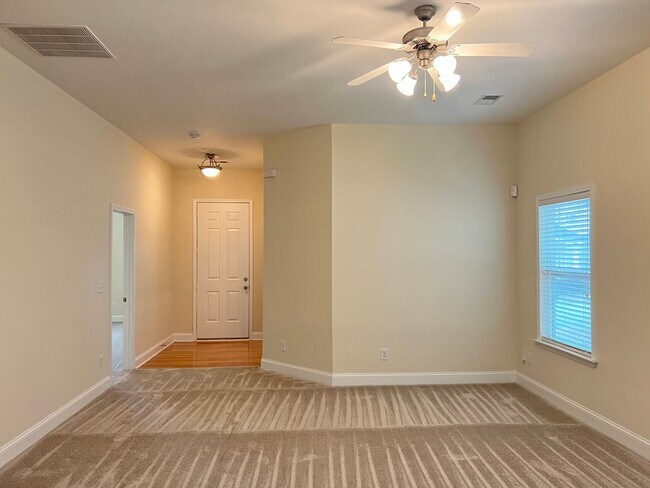 Building Photo - The Highlands!!